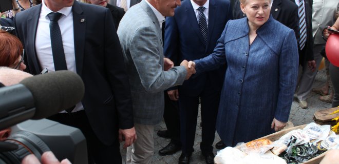 UAB „Lukšių pieninė” direktorius Genadijus Butkus po susitikimo su Prezidente sakė, jog ji paliko labai malonų įspūdį. „Prezidentė sakė, kad žino mūsų gaminamus produktus ir juos dažnai vartoja. Padovanojome jai savo produkcijos - sūrelių, „Liliputo” sūrį ir kitus”, - sakė direktorius.