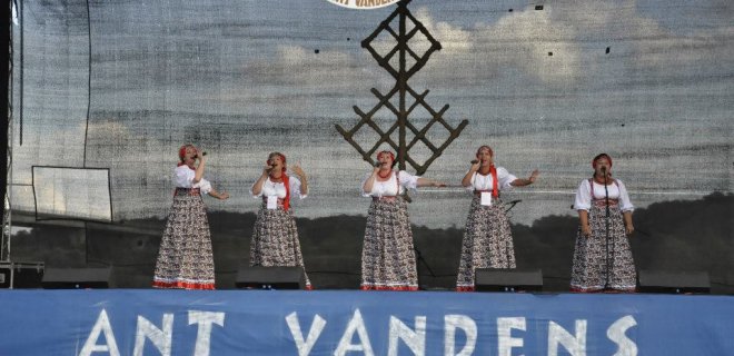 Nemuno pakrantėje vyko tarptautinis festivalis „Ant vandens”. Kas dvejus metus vykstančiame festivalyje šiais metais dalyvavo didelis liaudiškos muzikos mylėtojų ir puoselėtojų būrys.