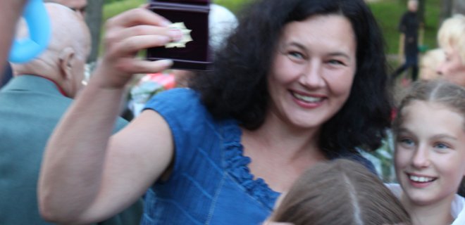 Jurbarko Vinco Grybo memorialinio muziejaus vedėja menininkė Rasa Grybaitė džiaugiasi gautu apdovanojimu.