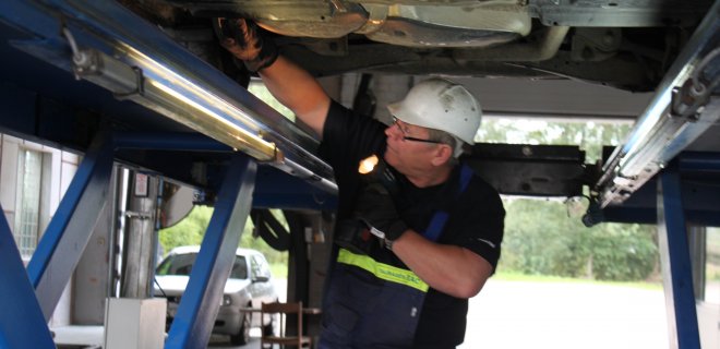 Automobilio terchninę apžiūrą Jurbarko TA centre atlieka ekspertas Česlovas Kucinas.