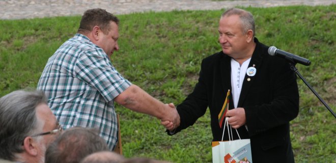 Už Jurbarko rajono kryžiaus Baltijos kelyje priežiūrą Vidiškių seniūnijos seniūnui Virgilijui Štarui savivaldybės administracijos direktorius Petras Vainauskas įteikė mero Ričardo Juškos padėką ir dovaną – knygas „Jurbarko dvaras“, „Jurbarkas – turizmo kraštas“. / O. Mazur nuotr.