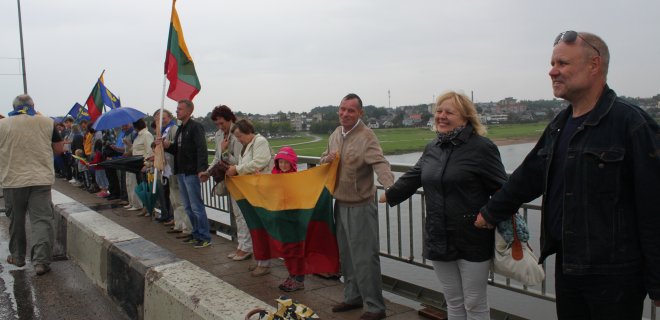 Susirinkusieji ant tilto per Nemuną buvo šventiškai nusiteikę. / O. Mazur nuotr.