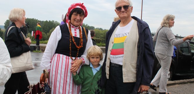 Renginyje dalyvavo tautiniu kostiumu pasipuošusi kaimo turizmo sodybos „Jurodis” savininkė Kristina Vančienė su artimaisiais... / O. Mazur nuotr.
