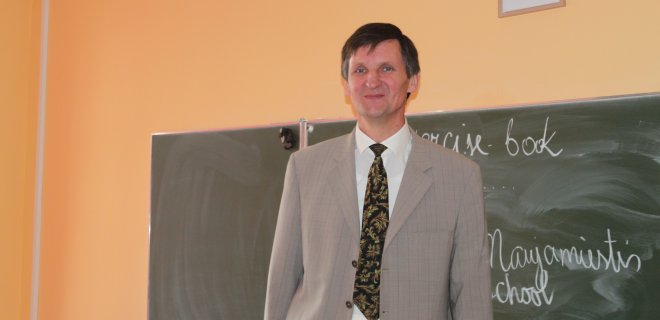 „Skelbimą apie šioje mokykloje reikalingą fizikos mokytoją radau Lietuvos darbo biržos internetiniame tinklalapyje”, - teigia šilutiškis fizikas Jonas Jaunius.