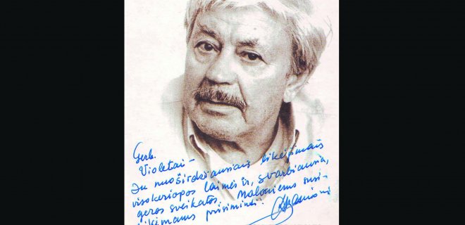 Aktorius D. Banionis ant atviruko užrašė: „Gerb. Violetai- Su nuoširdžiais linkėjimais visokeriopos laimės ir, svarbiausia, geros sveikatos. Maloniems susitikimams prisiminti .  2006 liepa, Apromiškės.