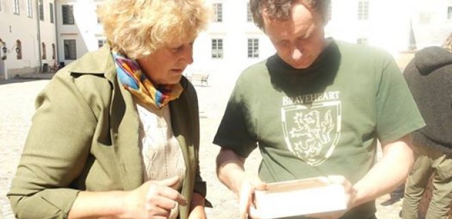Keramikas doc. Remigijus Sederevičius VDA Kauno fakulteto Keramikos katedros vedėjas, tarptautinių simpoziumų Argentinoje, Estijoje, Latvijoje, Lietuvoje, Prancūzijoje Slovakijoje, Kinijoje dalyvis, pelnęs tarptautinius apdovanojimus, dalijasi patirtimi su Jurbarko taudodailininkų klubo „Mituva” nare Nijole Gyliene.