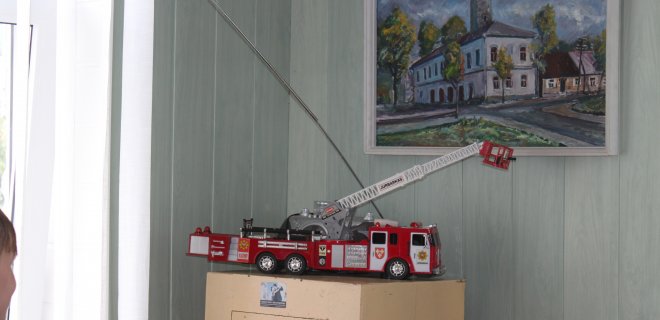 Vaikams buvo labai įdomus priešgaisrinės gelbėjimo tarnybos vado kabinete besipuikuojantis žaislinis automobilis, taip vadinamas gaisrinėmis autokopėčiomis. / Linos Lukošiūtės nuotr.
