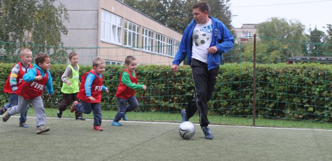 „Mūsų sporto klubas „Vulkanas“ svajoja, kad šie vaikai žais naujajame stadione ir pakeis vyresniąją futbolininkų kartą“, - sako treneris Rolandas Norkus.