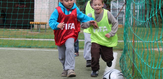 Šiuo metu darželyje futbolą žaidžia vyresnieji ir priešmokyklinukai.