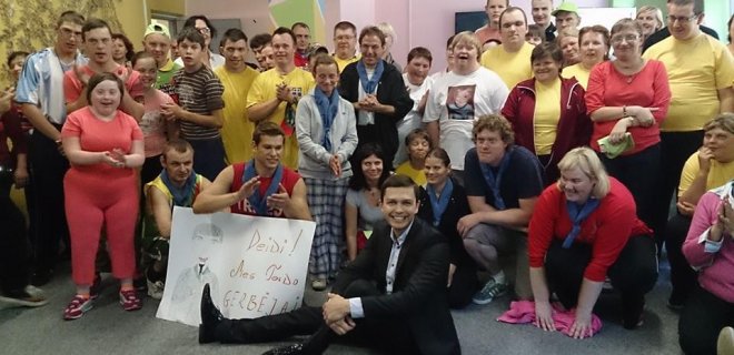 „Dainininkui Deividui Basčiui (nuotraukoje priekyje) esame labai dėkingi, kad jis prisidėjo prie mūsų gražios šventės ir visiems padovanojo labdaringą koncertą“, - sakė socialinė darbuotoja L. Ogorodnikienė. / D. Basčio asmeninio archyvo nuotr.