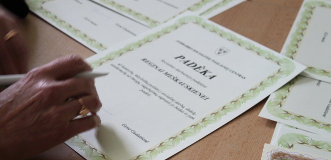 Socialinių darbuotojų dienos proga VšĮ Jurbarko socialinių paslaugų centras planuoja surengti nedidelę šventę. Jos metu daugumai socialinių darbuotojų bus įteiktos padėkos. Dalyvauti šventėje pakviesti Eržvilko socialinės globos filialo, Jurbarko nakvynės namų darbuotojai bei kolegos iš VšĮ Jurbarko rajono sutrikusio intelekto jaunuolių darbo centro. Visi rinksis VšĮ Jurbarko turizmo ir verslo informacijos centro salėje, kurioje darbuotojų laukia Jurbarko kultūros centro Skirsnemunės skyriaus teatro (vad. B. Šneiderienė) spektaklis.