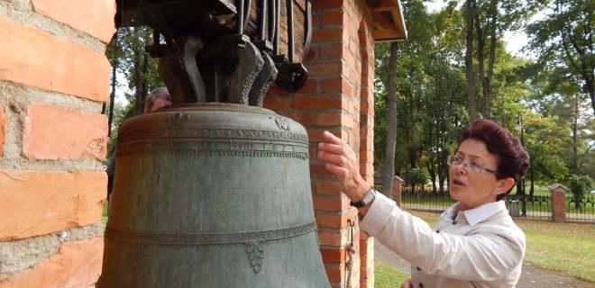 Kultūros paveldo departamento prie Kultūros ministerijos Jurbarko teritorinio padalinio vyresnioji valstybinė inspektorė Margarita Karūnienė pasakojo varpo, esančio bažnyčios kieme, istoriją.