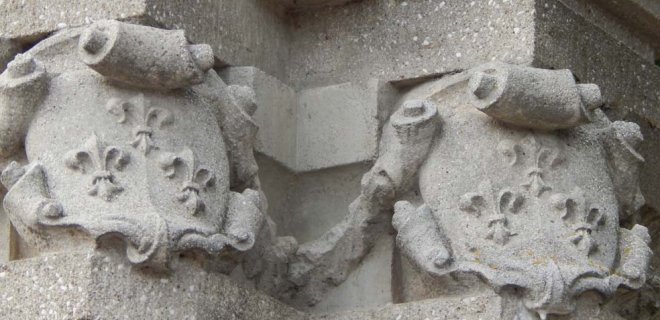 Paminklo Vytautui Didžiajam, pastatytam 1930 m. Jurbarke, postamente nulipdytos lelijos, daro jį puošnų ir estetišką.
