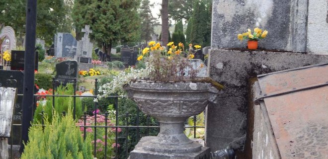 ...ir Kruazė šeimos memorialą puošianti vaza, R. Grybaitės nuomone, labai primena V. Grybo kūrybinį braižą.