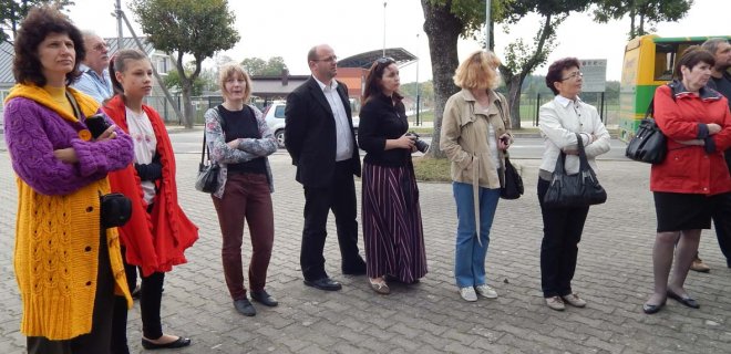 Renginio dalyviai prie Vytauto Didžiojo paminklo atidžiai klausėsi menininkės Rasos Grybaitės pasakojimo.