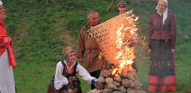 Jurbarko kultūros centro folkloro grupe „Imsrė“ (vad. Birutė Bartkutė) dainavo dainas, degino iš šiaudų nupintą sodą. / Sandros Mazurkevičienės nuotr.