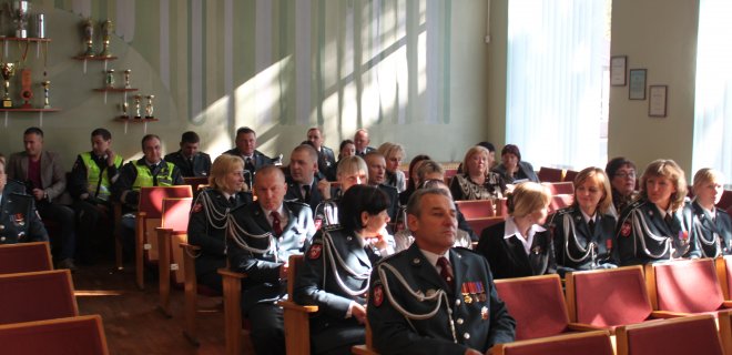 Paminėti profesinės šventės į Jurbarko rajono policijos komisariato salę susirinko gausus būrys šventiškai nusteikusių pareigūnų. / Linos Lukošiūtės nuotr.