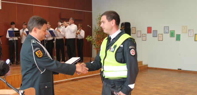 Antrojo laipsnio policijos pasižymėjimo ženklu „Už nepriekaištingą tarnybą“ buvo apdovanotas  Marijampolės AVPK Jurbarko rajono policijos komisariato Viešosios policijos skyriaus patrulių būrio patrulis Edgaras Brazaitis. Pareigūnui ranką spaudžia šventėje dalyvavęs Marijampolės apskrities vyriausiojo policijos komisariato viršininko pavaduotojas Harimantas Poškevičius. / Linos Lukošiūtės nuotr.