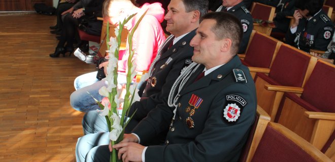 Profesinės šventės proga Jurbarko rajono policijos komisariato viršininką Aivarą Dumčių pasveikino Jurbarko Antano Sodeikos meno mokyklos direktorė Loreta Ševelienė. A. Dumčius yra buvęs šios mokyklos mokinys. / Linos Lukošiūtės nuotr.