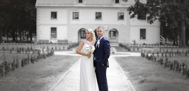 Naujai sutvarkytoje parko aikštėje pamėgo fotografuotis jaunavedžiai. Nuotraukoje Ieva ir Svajūnas Lukauskai. Ieva sakė šią vietą fotografuotis pasirinkusi todėl, kad ji pati gražiausia mieste. Pro šią aikštę ji nuolat eidavo į mokyklą, todėl ji miela ir dėl vaikystės prisiminimų.