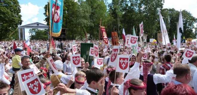 Šiemet jubiliejinės miesto šventės metu rugpjūčio 15-17 dienomis į parką susirinko tūkstančiai jurbarkiečių ir miesto svečių. Tolumoje matosi buvusio dvaro kolonų dekoracija. Projekto vadovė G. Mačiulaitienė svajoja, kad iš sutaupytų lėšų būtų pastatytos autentiškos dvaro kolonos su frontonu.