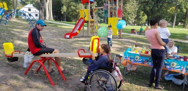 Naujai įrengta vaikų žaidimų aikštelė pritraukia daug vaikų su tėveliais