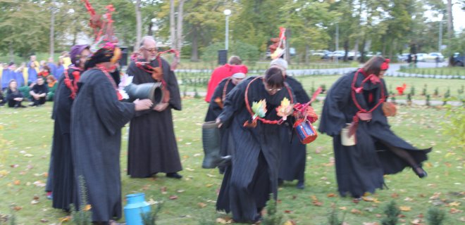 Jurbarko K. Glinskio teatro artistai festivalio „Senjorai ir jaunystė“ metu dvaro parko aikštėje vaidino „Rudens gėrybes“