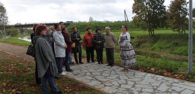 Turizmo ir verslo informacijos centro darbuotoja Joana Reinolcaitė (nuotraukoje dešinėje), persirengusi dvaro ekonome Florentina, Tarptautinės turizmo dienos proga lankytojams pasakojo dvaro istoriją. Lankytojai stovi ant granitinės plokštės, kuri žymi buvusio pastato vietą.