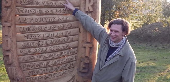 Šarūno Šimulyno premija buvo paskirta dailininkui ir poetui Gvidui Latakui.
