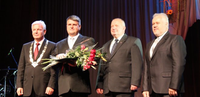 Ženklu „Už nuopelnus Jurbarko kraštui“ apdovanotas Antano Sodeikos meno mokyklos muzikos mokytojas Vincas Bakšys (antras iš kairės). / Sandros Mazurkevičienės nuotr.