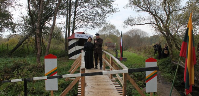 Smalininkų pasienio užkarda. Nuotraukoje užkardos pareigūną vaidinęs Arvydas Griškus kartu su savo asistente Akvile Bialoglovyte.