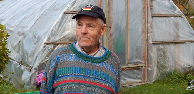 Raudonėje gyvenantis Valentinas Baršauskas nė dienos neiškenčia be darbo. Tą dieną, kai su juo kalbėjomės, radome jį triūsiantį kieme.