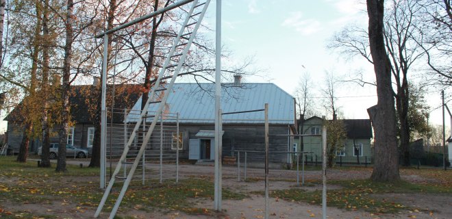 Aikštelėje prie gimnazijos trūksta kai kurių įrenginių, o žiemą prie metalo prišąla pirštai. / Sandros Mazurkevičienės nuotr.