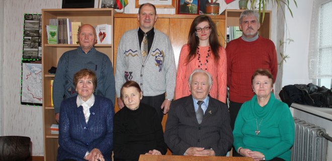 Lietuvos politinių kalinių ir tremtinių sąjungos Jurbarko skyriaus valdybos nariai (pirmoje eilėje iš kairės): Ada Baublienė, Birutė Beržinskienė, Garbės pirmininkas Petras Gervylius, pirmininkė Irina Pažereckienė, stovi (iš kairės): Antanas Juozas Kazakevičius, Jonas Kvietkus, sekretorė iždininkė Marija Mikutaitė, pirmininkės pavaduotojas Algirdas Genys.