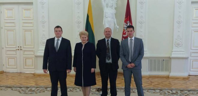 Jurbarko Antano Giedraičio-Giedriaus gimnazijos vienuoliktokas Tadas Meškauskas (kairėje) Prezidentūroje buvo pagerbtas kartu su savo istorijos mokytoju Jonu Laurinaičiu ir Simonu Mikšiu (dešinėje), šiuo metu Vilniaus universitete studijuojančiu teisę.