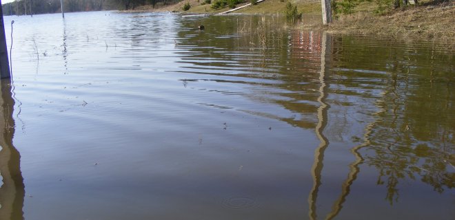 Didysis potvynis 2010 metais. Vanduo buvo priartėjęs prie pat kaimo gyventojų namų.