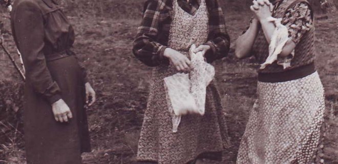 Kaimo moterys – Kotryna Paulaitytė, Petrė Greičiuvienė ir Petronėlė Greičiuvienė.