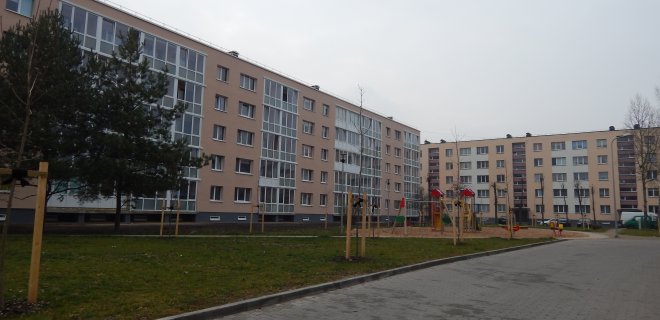 Kęstučio gatvės 20 ir 22 numeriu pažymėti namai jau renovouoti. 20 name gyventojai už 10 mėn. šildymą nieko nemokėjo, o 22-ojo – 0,25 ct/kWh be PVM už 1 kv. m.