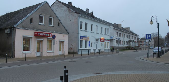 Kauno gatvėje esantys nerenovuoti namai už šilumą moka brangiausiai. Nr. 50 (pirmas iš kairės) ir 46 (trečias iš kairės) už spalio mėn. mokėjo 2,69 ct/kWh už 1 kv. m, o 48 namas (viduryje) iš viso neįsijungė šildymo.
