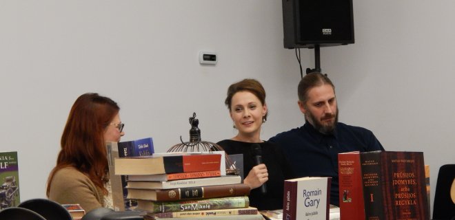 Renginio vedėja Kristina Sadauskienė (kairėje) pristatė vakaro svečius – grupės „Skylė“ dainų autorius ir atlikėjus Aistę Smilgevičiūtę ir Roką Radzevičių.