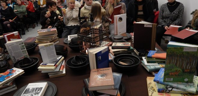 Atėję pasiklausyti įžymių atlikėjų, visi žiūrovai netilpo į Jurbarko viešosios bibliotekos salę. Dalis liko prie atvirų durų koridoriuje. Ant stalo buvo meniškai išdėliotos Aistės Smilgevičiūtės ir Roko Radzevičiaus bei Jurgos Šeduikytės ir Vido Bareikio šeimų rekomenduojamos perskaityti knygos.