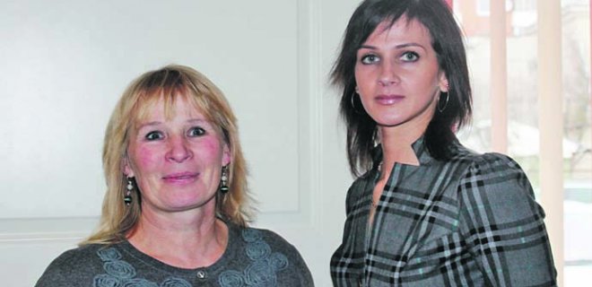 Smalininkų bendruomenės centras, vadovaujamas Vandos Stonienės (kairėje), laimėjo Jurbarko r. savivaldybės administracijos paskelbtą konkursą sportinei-kultūrinei veiklai organizuoti. Nuotraukoje kartu su buvusia Investicijų ir strateginio planavimo skyriaus vyr. specialiste Renata Šepetiene.