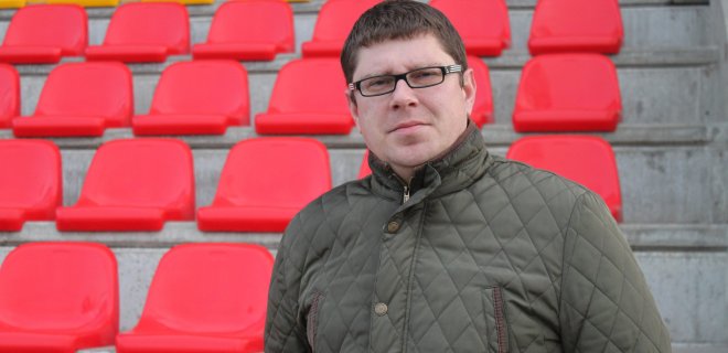 UAB „Statybos ritmas“ darbų vykdytojas Tadas Marcinkevičius prižiūri baigiamuosius darbus stadione.