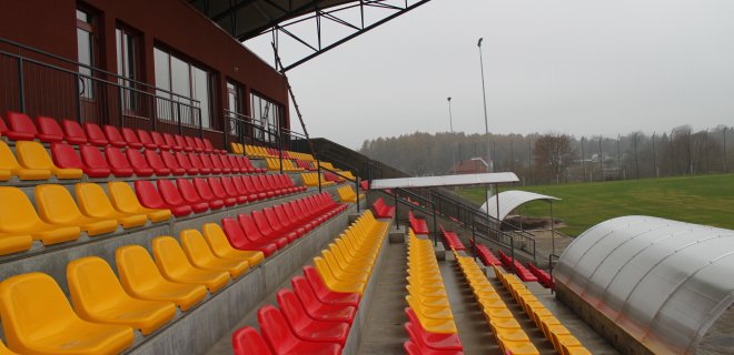 Stadione iškilo nauja žiūrovų tribūna su 384 sėdimomis vietomis bei sportininkų persirengimo kambariais.