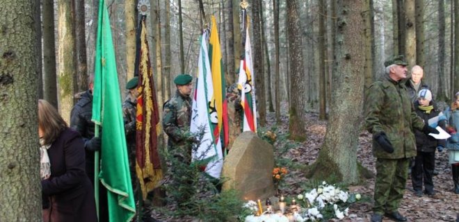Su bunkeryje besislapstančių žmonių likimu supažindino Jurbarko Petro Paulaičio šaulių I-osios kuopos vadas atsargos majoras Algirdas Genys (nuotr. dešinėje su karine uniforma).