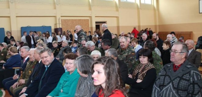Mokyklos salėje susirinko nemažas būrys garbingų svečių. Pirmoje eilėje trečia iš dešinės – Lietuvos tremtinių ir politinių kalinių sąjungos Jurbarko skyriaus pirmininkė Irina Pažereckienė, daug prisidėjusi prie renginio organizavimo.