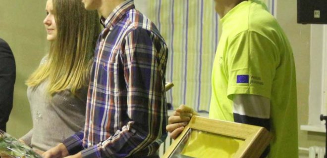 Pilietiškiausiu smalininkiečiu išrinktas ir trispalve apdovanotas Mantas Micavičius (dešinėje).
