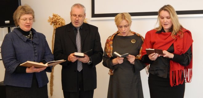 Konstantino Glinskio teatro aktoriai (iš kairės): Rūta Šličkutė, Arūnas Samys, Danutė Samienė ir Jūratė Videikienė atliko liuteronišką giesmę iš spektaklio pagal K. Donelaičio „Metų“ „Rudens gėrybes“.