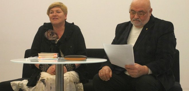 Vakaro metu kalbėjosi rašytoja, poetė, vertėja, žurnalistė Violeta Šoblinskaitė Aleksa su vyru, taip pat rašytoju, poetu ir dramaturgu Gasparu Aleksa.