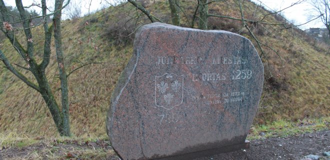 Prie Bišpilio stovi paminklinis akmuo, kuriame Jurbarko miesto gimtadienis siejamas su 1259 metais ir Georgenburgo pilimi.